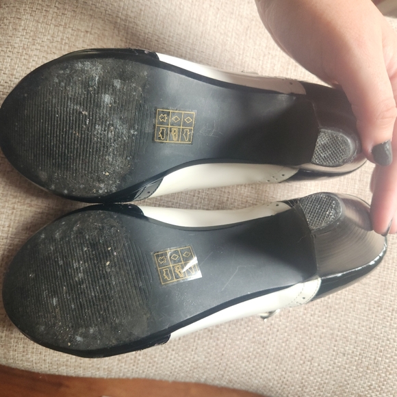 Black and white heels - Picture 2 of 4